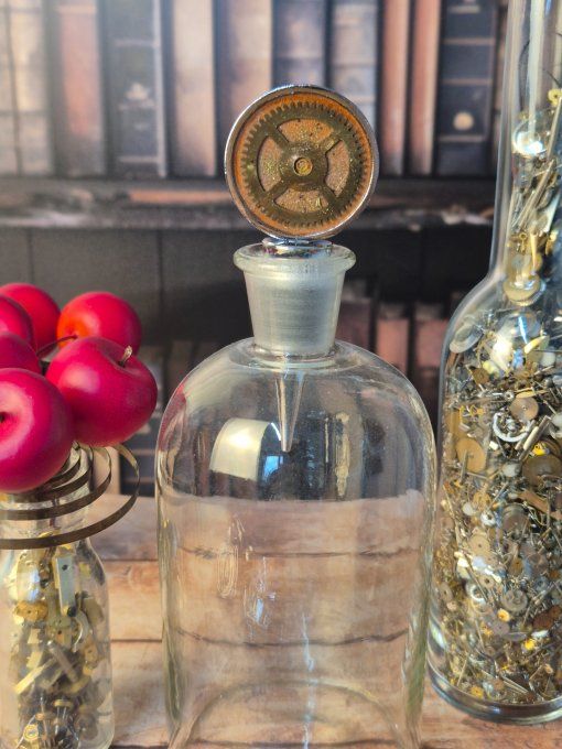  Rouages & résine : l’élégance au goulot      