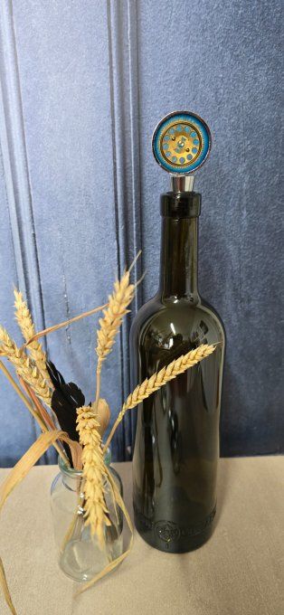  Rouages & résine : l’élégance au goulot  