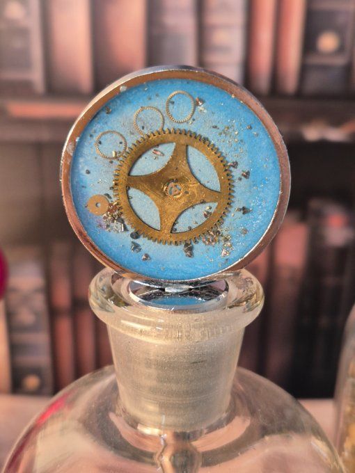 Rouages & résine : l’élégance au goulot