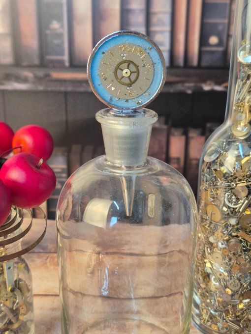 Rouages & résine : l’élégance au goulot