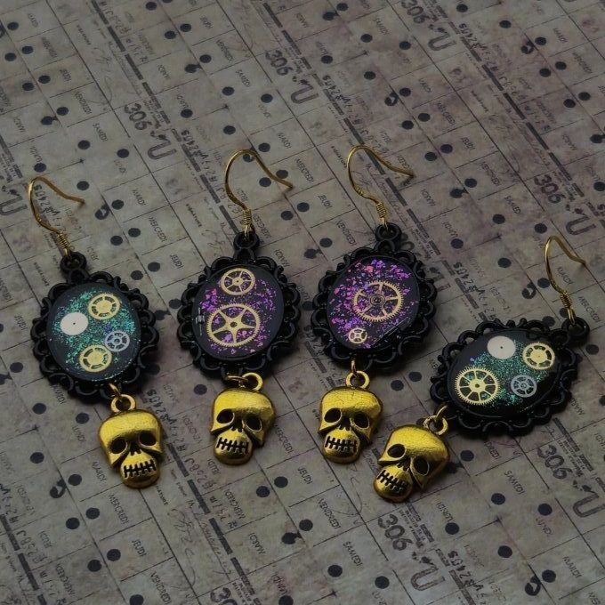 Boucles d'oreilles noir caméléon avec têtes de mort