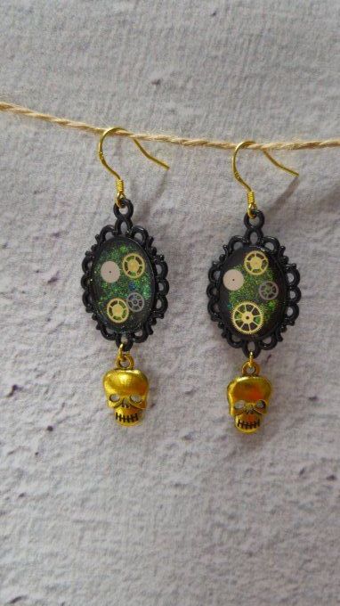 Boucles d'oreilles noir caméléon avec têtes de mort