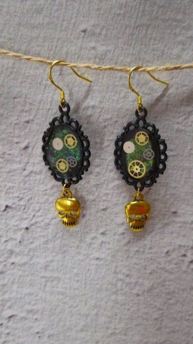 Boucles d'oreilles noir caméléon avec têtes de mort