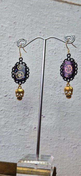 Boucles d'oreilles noir caméléon avec têtes de mort