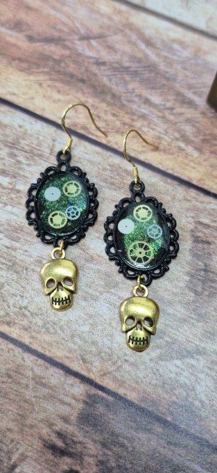 Boucles d'oreilles noir caméléon avec têtes de mort